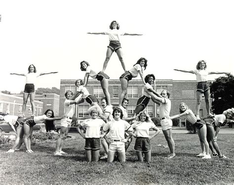 Cheerleaders human pyramid – Artofit