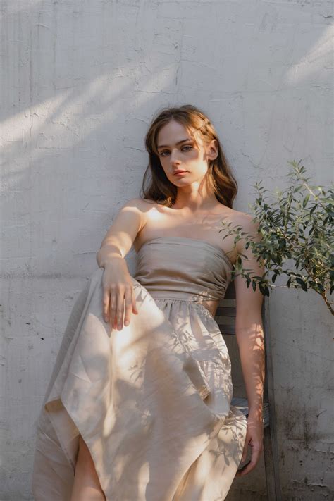 MIRA MIA Dress เดรสเกาะอกลินินผ่าเอว (color:Latte) | LINE SHOPPING