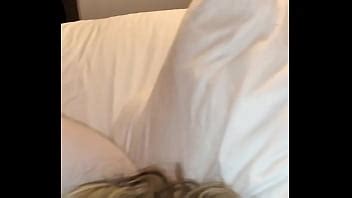 Toqueteando el coño peludo de la esposa mientras ella chupa la bbc XVIDEOS