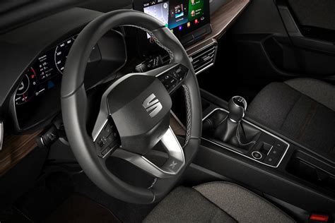 SEAT Leon Interior & Infotainment | carwow