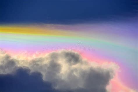 Nube Iridiscente Del P Leo Nubes Del Arco Iris Foto De Archivo