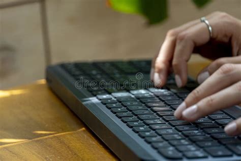 Jovem Mexicana Latina Digitando Em Um Teclado Wireless Em Seu Computador Foto De Stock Imagem