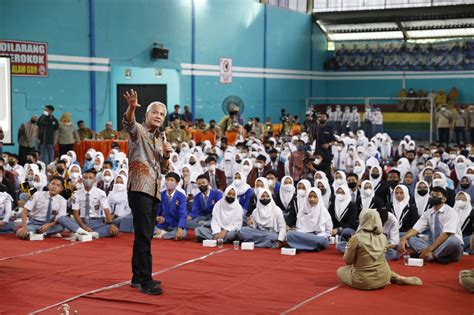 Ganjar Buka Layanan Aduan Pungli Sekolah