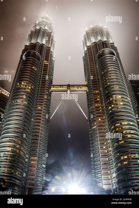 Eine Vertikale Aufnahme Der Petronas Twin Towers Bei Nacht In Kuala