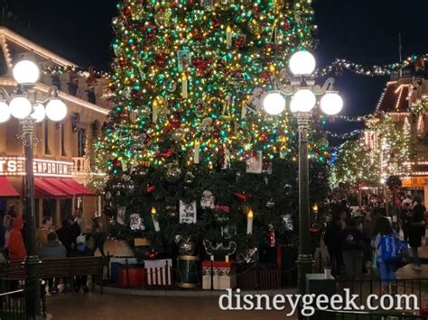 Main Street Usa Christmas Tree Bottom Section Lights Out The Geek S