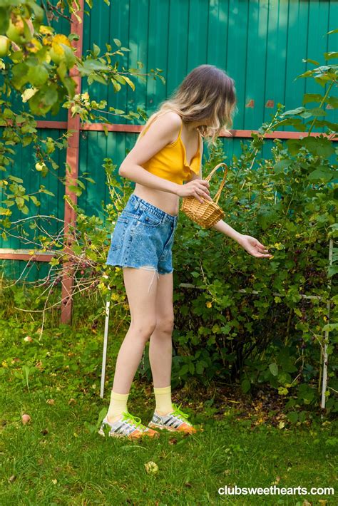 Girlfriend Diana Gets Her Pussy Fingered Licked And Fucked Good Photos