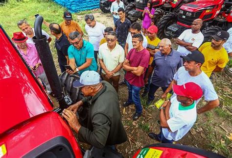 SAF realiza demonstração técnica sobre uso de 26 tratores e implementos