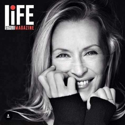 Après Cindy Crawford, Estelle Lefébure dévoile un cliché d'elle topless