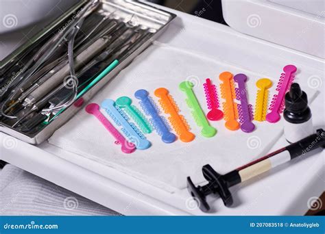 Élastique En Caoutchouc Pour Des Accolades De Dents Photo stock Image