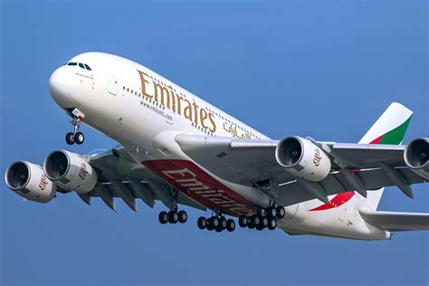 emirates alcanca lucro recorde de eur mil milhoes em