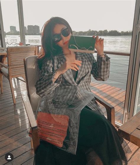 Vòng một quá khủng lại diện áo ôm sát hot girl 2K vô tình để lấp ló nội y