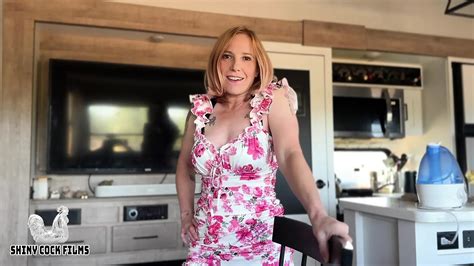 Traición de aniversario la esposa milf reemplaza la pequeña polla de su marido con una gruesa