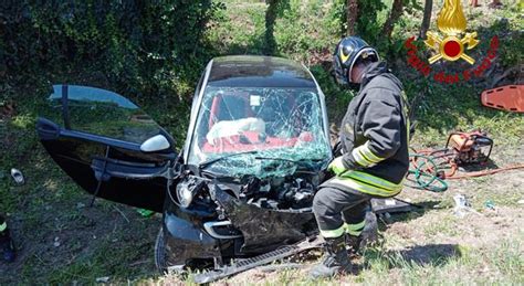 Incidente Salzano Auto Si Scontrano E Finiscono Fuori Strada Morta