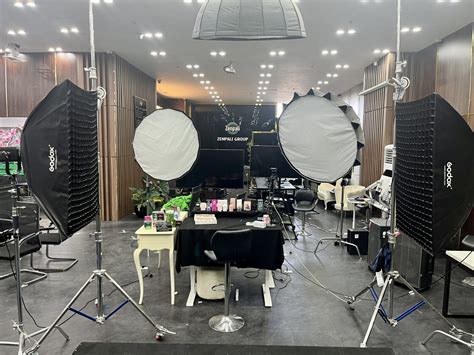 Hot TikToker Phan Thủy Tiên bị thu giữ hơn chai nước hoa Báo