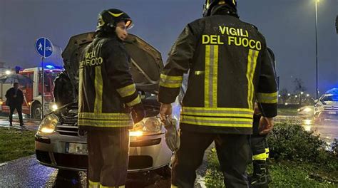 Esce Fumo Nero Dall Auto Per Un Guasto Ai Freni Intervengono I Vigili