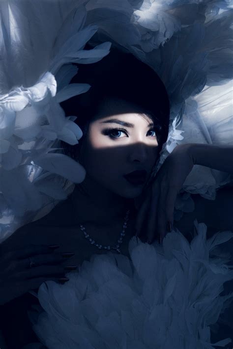 Chân dài quê miền Tây nổi loạn chụp ảnh nude ngay tại phim trường là ai