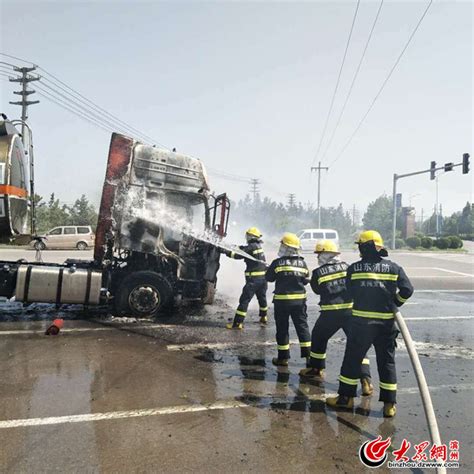 阳信一货车行驶中自燃 货车车头损毁无人员伤亡17城山东新闻新闻齐鲁网