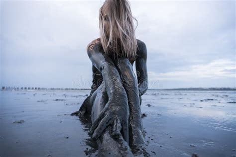 Portrait De La Fille Caucasienne Blonde Enduisant Dans Une Boue Noire Saine Dans Vieux Firth