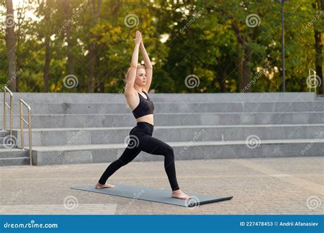 Fitnessvrouw Oefent Yoga Oefeningen Uit Op Mat Buitenshuis Street