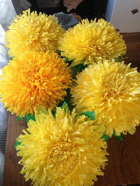 Одуванчик шляпка из гофробумаги | Fabric flowers, Fantasy clothing ...