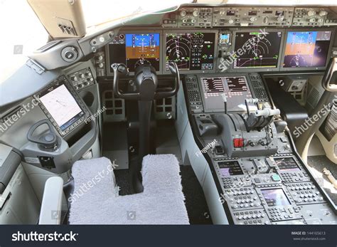 1,104 Dreamliner Cockpit Images, Stock Photos & Vectors | Shutterstock