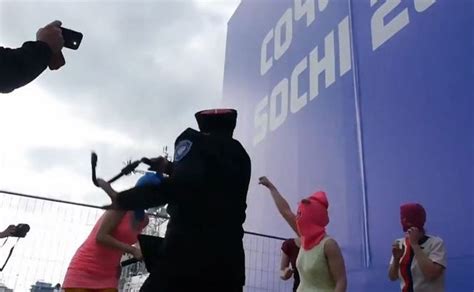 Poutine Va Tapprendre Comment Aimer La Nouvelle Performance Des Pussy Riot