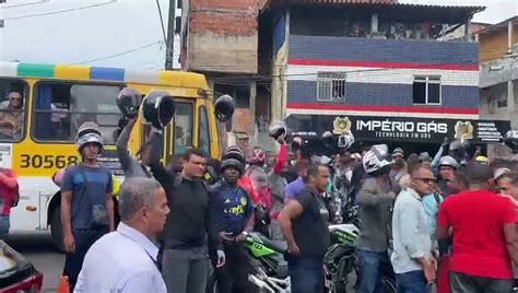 VÍDEO Motoristas de aplicativo protestam durante lançamento de escola