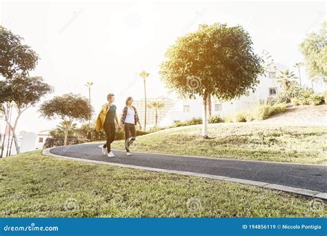 Casal Gay Feliz Tendo Momentos Dolorosos Andando Ao Ar Livre Mulheres Jovens Tendo Uma Data