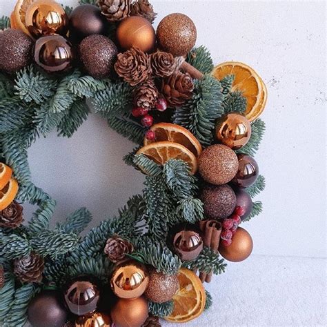 Новогодний венок с шарами, шишками , апельсином и корицей, идеи как ...