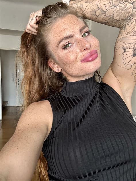 So many freckles! 🧡 : r/SFWRedheads