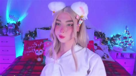 Shemale Showing Her Cute Ass And Legs Xnxx