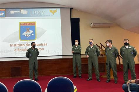 Comando da Força Aeronaval recebe palestra de pilotos do Instituto de