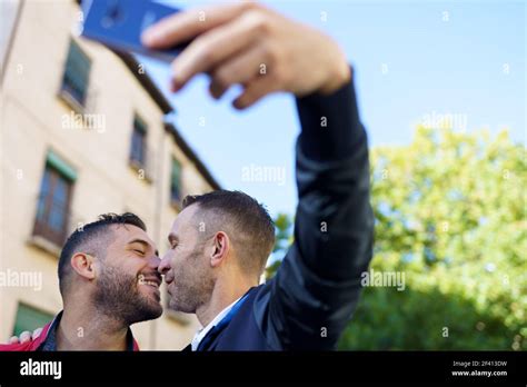 Hommes gay qui sembrassent Banque de photographies et dimages à haute résolution Alamy
