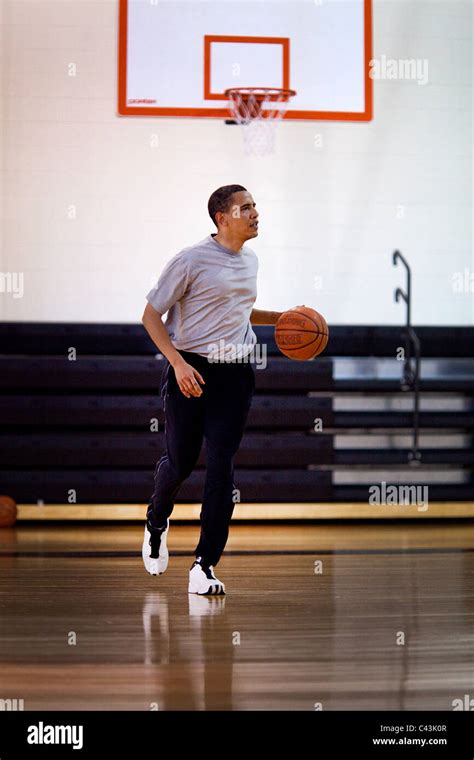 Barack obama playing basketball hi-res stock photography and images - Alamy