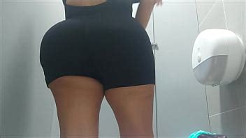 Pervertido pone camara amateur para grabar en el baño del gimnasio latina XVIDEOS