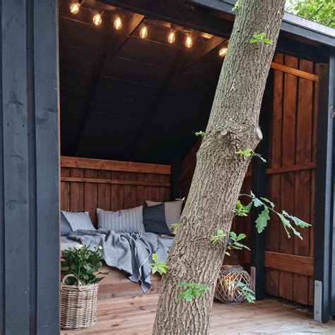 Trine Bygger Shelter Og Haveskur Under ét Tag