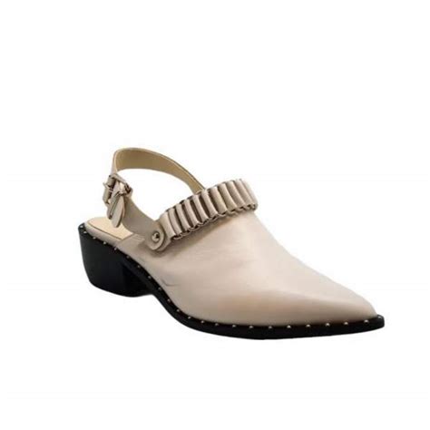 Zapatos nude los únicos capaces de alargar tus piernas al instante Effortless Chic