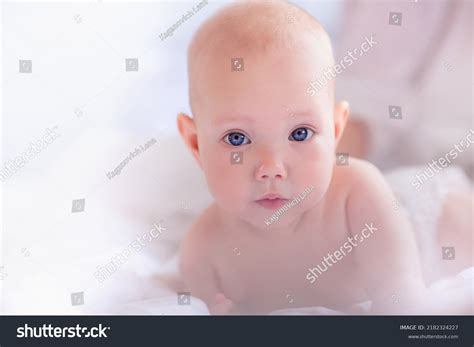 imágenes fotos de stock objetos en D y vectores sobre Young naked girls year olds