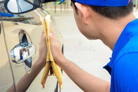 Um Carro Da Limpeza Do Homem Pano Do Microfiber Imagem De Stock