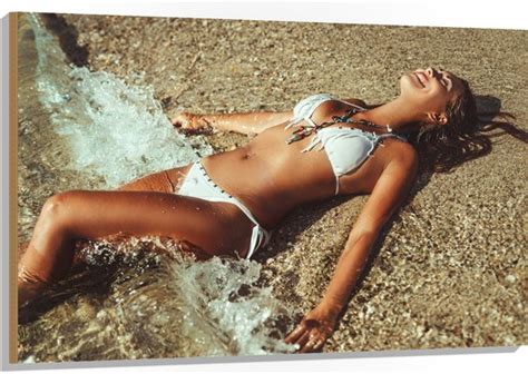 Hout Vrouw In Witte Bikini Liggend In De Golven 120x80 Cm 9 Mm