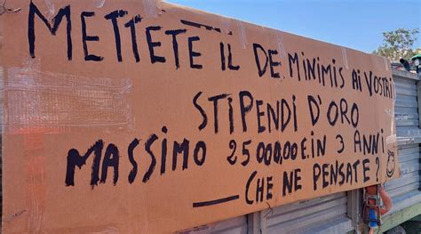 Crotone Protesta Dei Contadini Contro L Invasione Dei Cinghiali