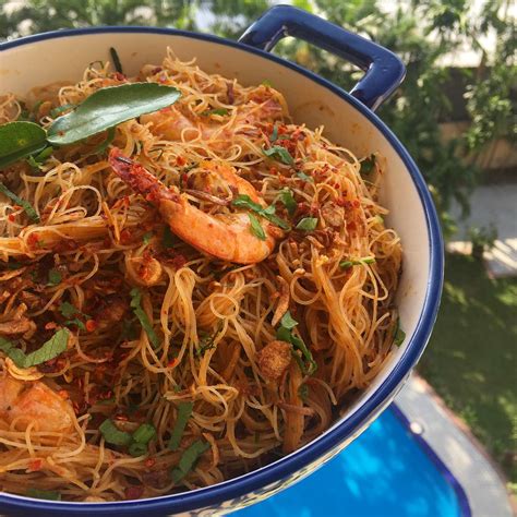 membuat bihun goreng tomyam  padu  menyelerakan