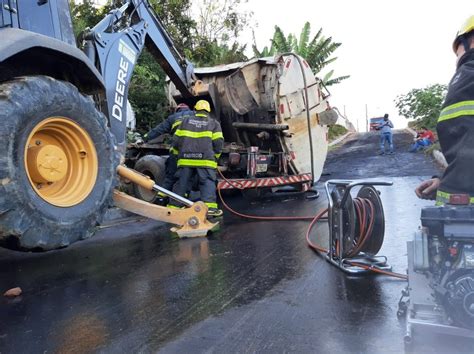 Motorista fica preso às ferragens ao capotar caminhão pipa em São