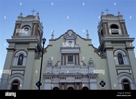 Catedral De San Pedro Sula En El Parque Central San Pedro Sula