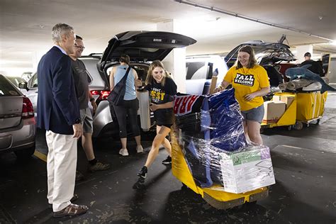 uwm   life  students move  uwm report