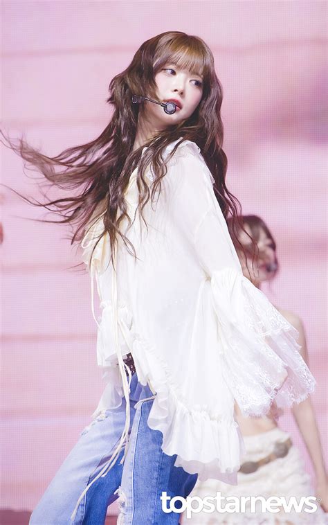 Le Sserafim EUNCHAE At Th Mini Album HOT Showcase Kpopping