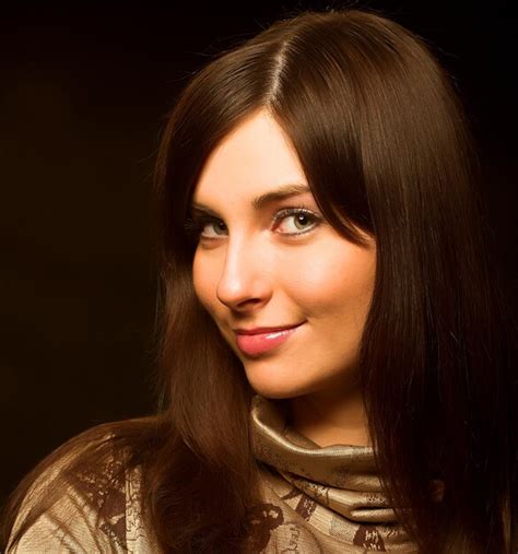 Premium Photo Beautiful Brunette Woman