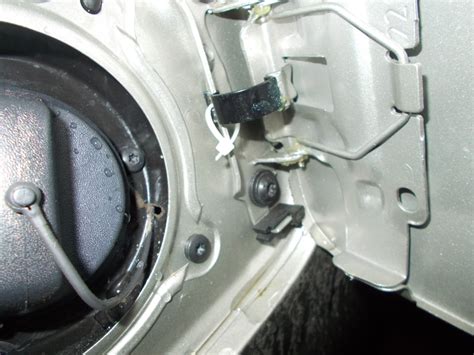 Пружина лючка топливного бака — Lada Ларгус, 1,6 л, 2014 года ...