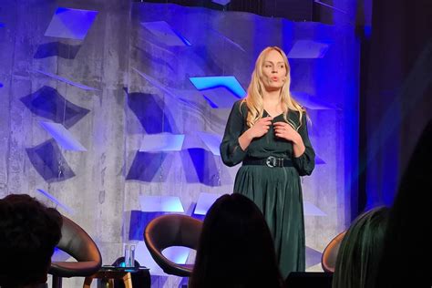 kirjanik ja lugude jutustaja eia uus raeaegib idumaailma sellest tahust