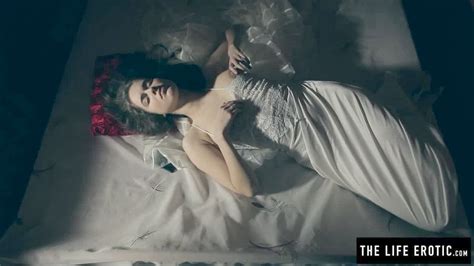 Horny Cougar Masturbates To Climax With A Nailed Egg Hotntubes